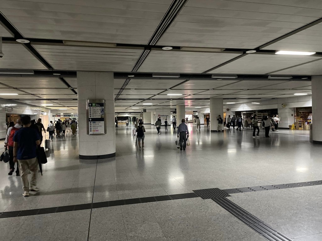 港鐵指香港站供電系統今午發生故障。