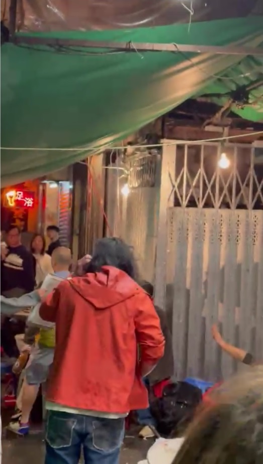 一名男子持啤酒樽疑兜頭扑向男食客。（影片截圖）