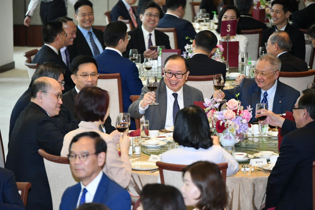 香港中联办主任郑雁雄今日(14日)下午1时与立法会全体议员午宴。卢江球摄