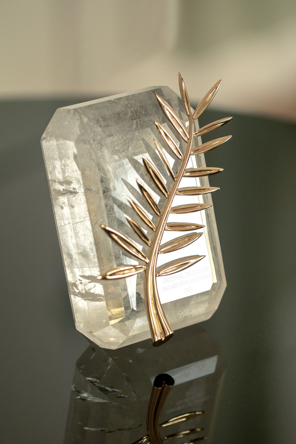 Chopard工作坊二十多年来负责打造电影节闭幕仪式上颁发的所有奖座，其中具标志性的的金棕榈奖（Palme d'Or）。