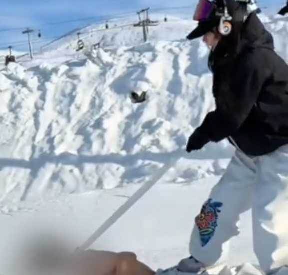 新疆阿泰勒一滑雪場內,有女子踩赤膊男上「放狗式」滑雪。《新京報》 新疆阿泰勒一滑雪場內,有女子踩赤膊男上「放狗式」滑雪。《新京報》
