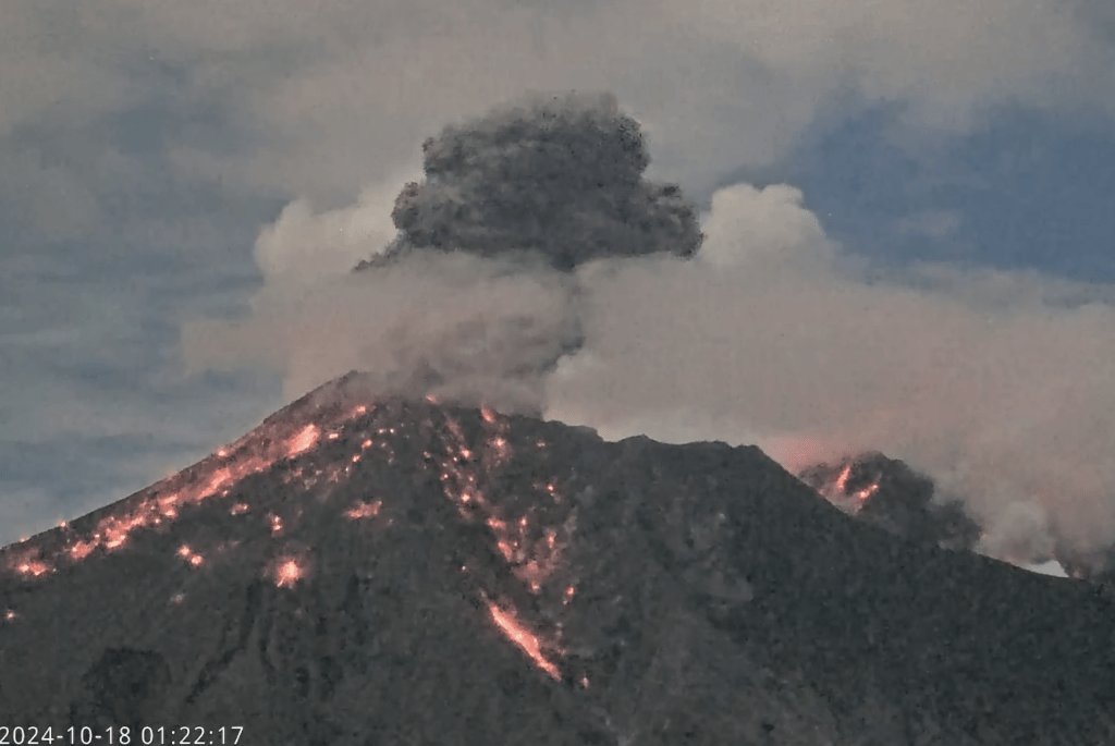 喷出的黑烟更直飙4000米高空，是今年7月以来最新高度，亦是今年樱岛火山第4次4000米以上喷发。