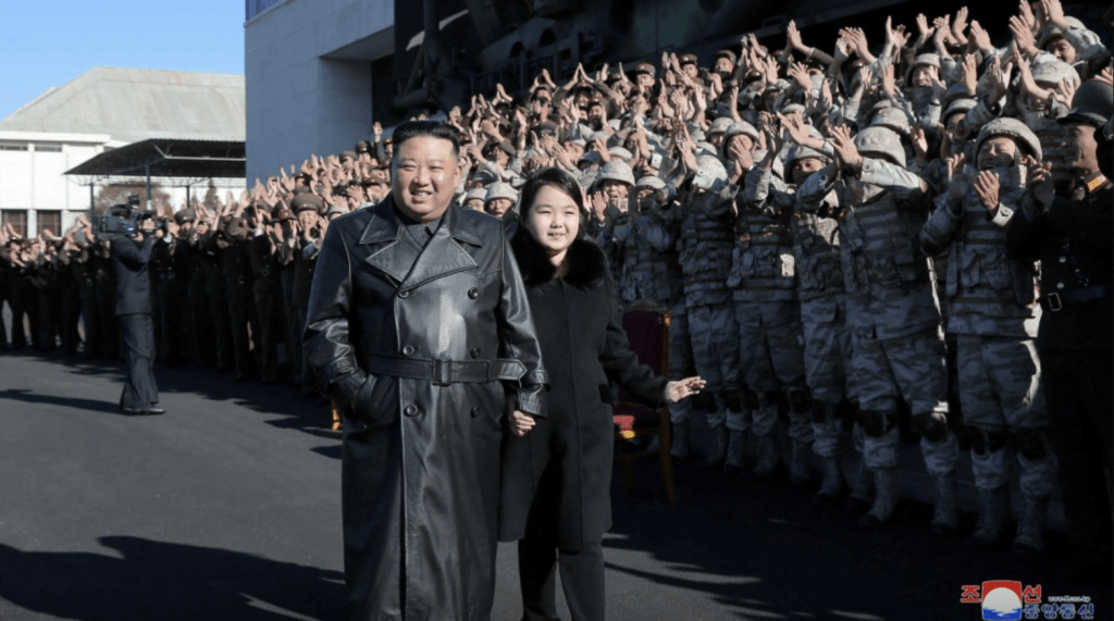 金正恩2022年11月首次與女兒金主愛一同亮相。 路透社 金正恩2022年11月首次與女兒金主愛一同亮相。 路透社