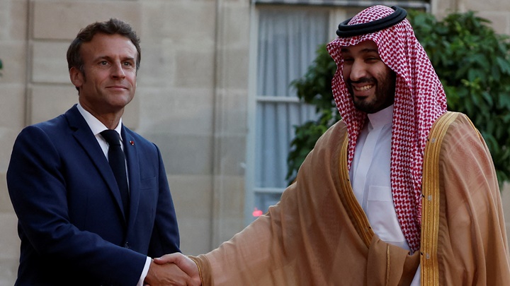 马克龙在爱丽舍宫与小萨勒曼会面。路透社图片