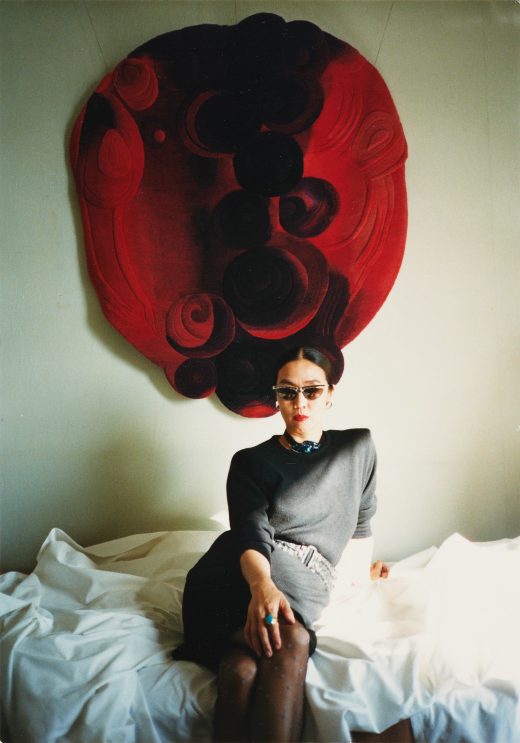 宋怀桂｜宋怀桂与她的作品《蝴蝶——粉红色的构思》（1983年至1985年），摄于1980年代中。（图片：杨凡）