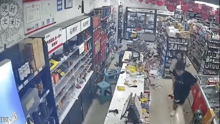 閉路電視拍下有便利店在地震時，貨物被震至倒地。網圖