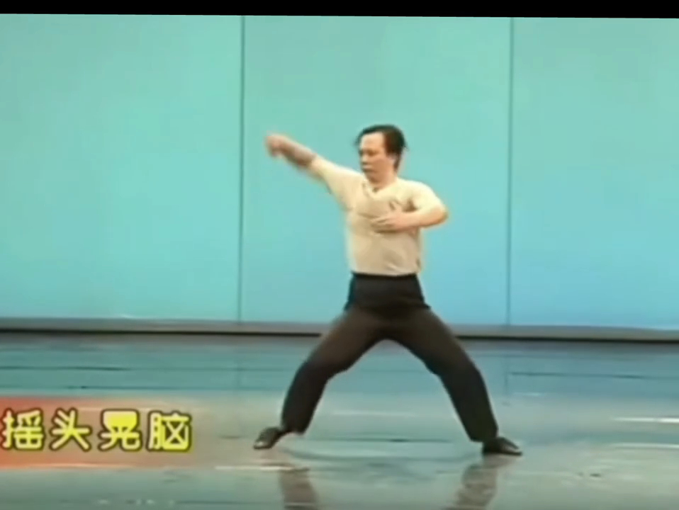 「搖頭晃腦」的教學示範，是這次網絡爆紅挑戰的其中一環。