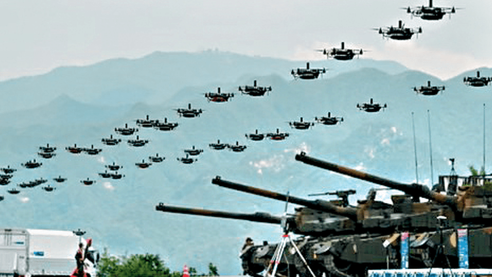 南韓軍方大批無人機在2023年5月韓美聯合軍演期間，飛越訓練場上空。 法新社