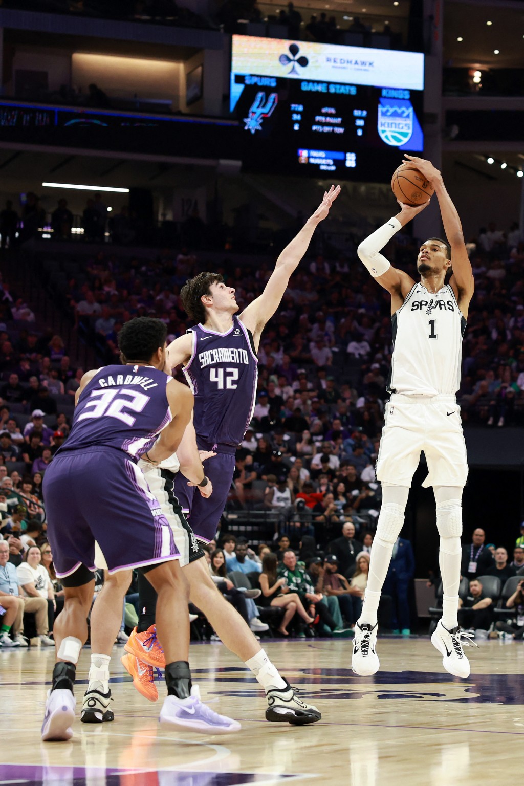 马刺作客帝王下起「三分雨」，全队轰进创队史新高的25记三分球。法新社