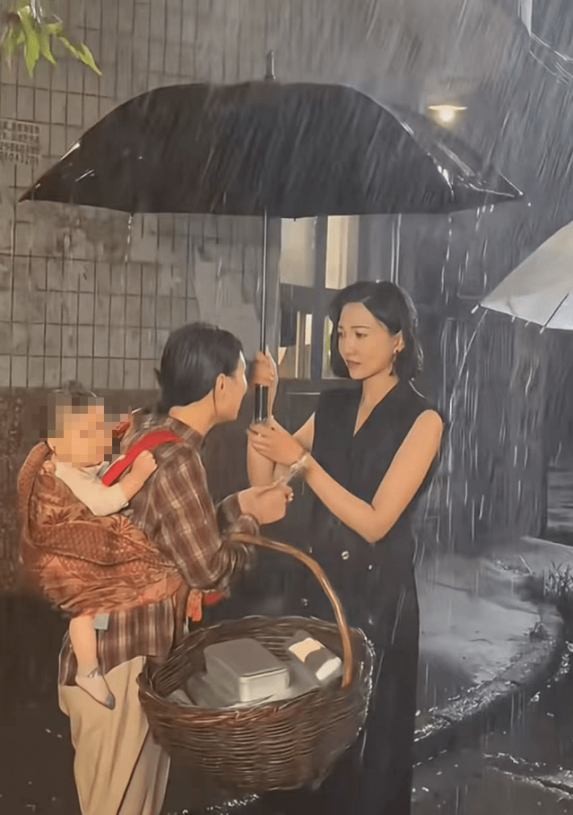 嬰兒演員被雨淋至濕透凍到震，惹來全網怒火。抖音＠愛吃湯圓呀