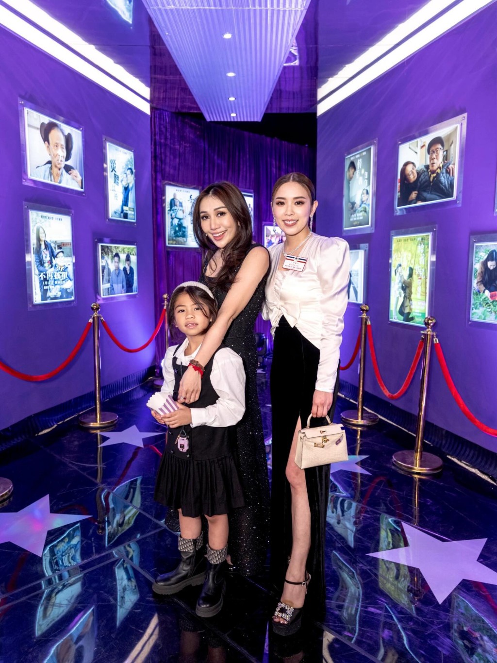 何超盈帶女兒參與慈善活動,女兒容貌成網民焦點。 何超盈帶女兒參與慈善活動,女兒容貌成網民焦點。