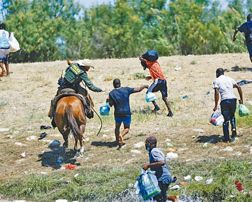 美國騎警周日在美墨邊境驅趕海地偷渡者。