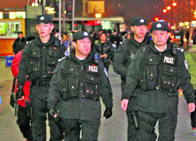 傅政華(左二)2014年1月1日晚在北京街頭巡邏。互聯網圖片