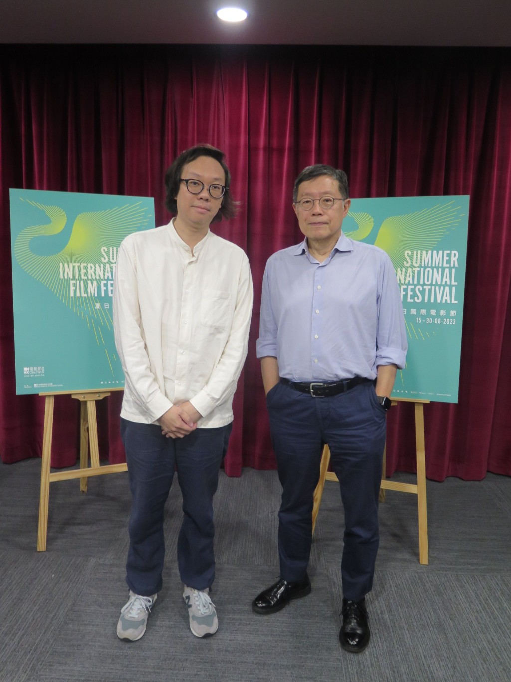 電影節總監利雅博（右）及節目策劃謝偉烈表示，電影在戲院睇較在網上播更好。