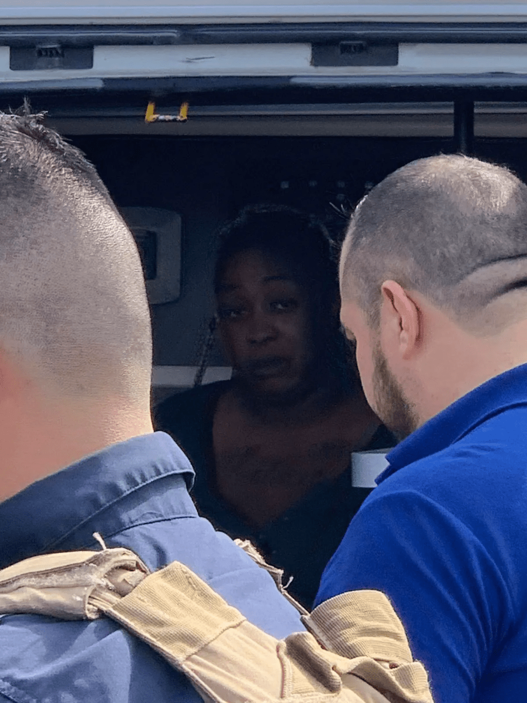 其中一名被绑架的女子坐在救护车里，准备返回美国。AP