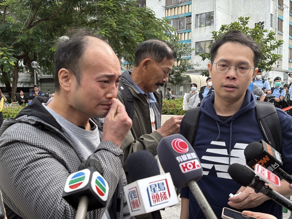 鍾先生十分憂心太太的安危。 鍾先生十分憂心太太的安危。