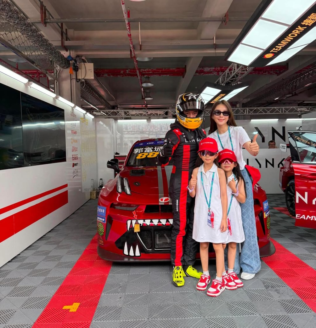 方媛帶兩女到賽車場探郭富城班，但網民焦點卻落在兩位千金的外貌之上。