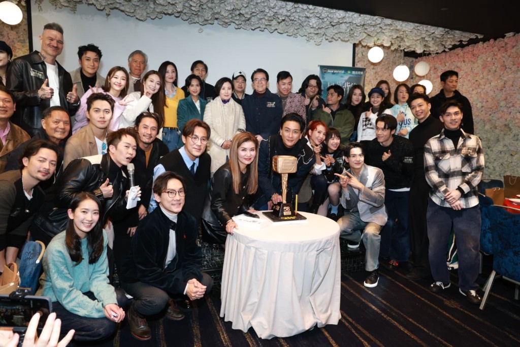 鄭希怡形容劇中家族之大,拍攝時日夜見面,「真的好像一家人。」 鄭希怡形容劇中家族之大,拍攝時日夜見面,「真的好像一家人。」