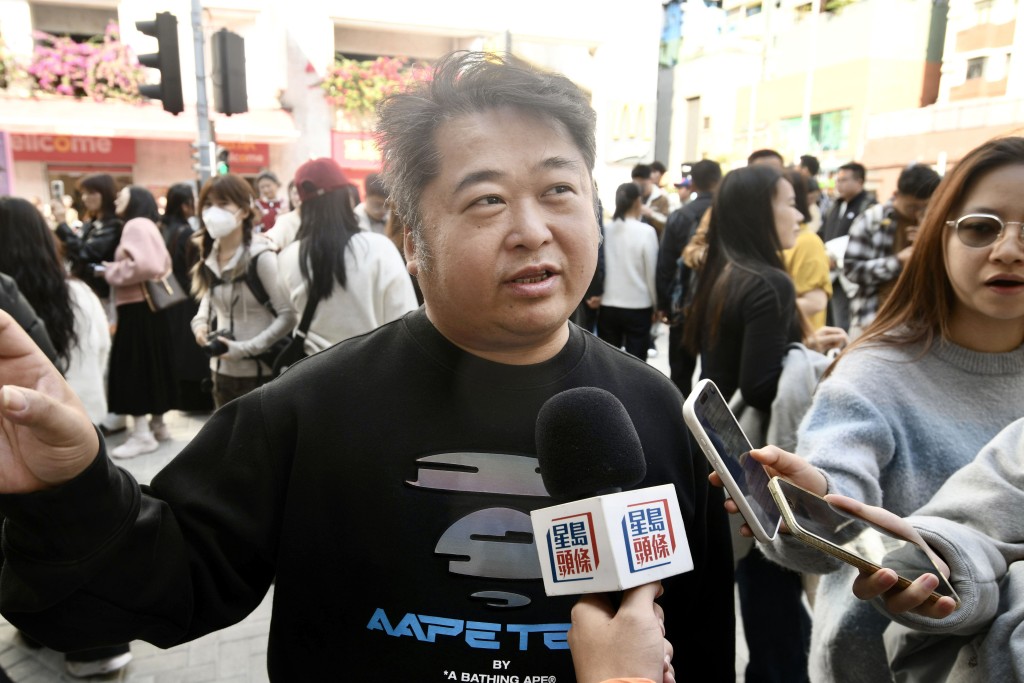 胡先生稱外籍友人看得津津有味。