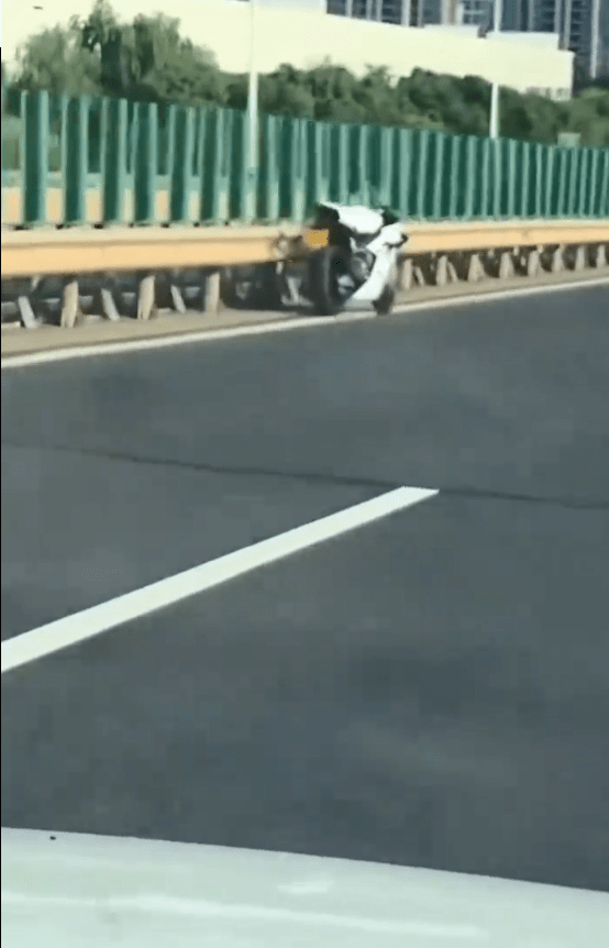 浙江高架桥惊现“无人驾驶”电单车。IT互联网那点事@微博 浙江高架桥惊现“无人驾驶”电单车。IT互联网那点事@微博