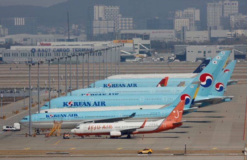 大韩航空即日起停止在航机降落前40分钟，提供机舱服务，以防乱流带来的危险。路透社