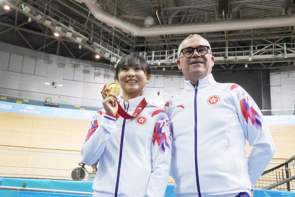 自行車公路賽金牌得主李思穎（左）。資料圖片