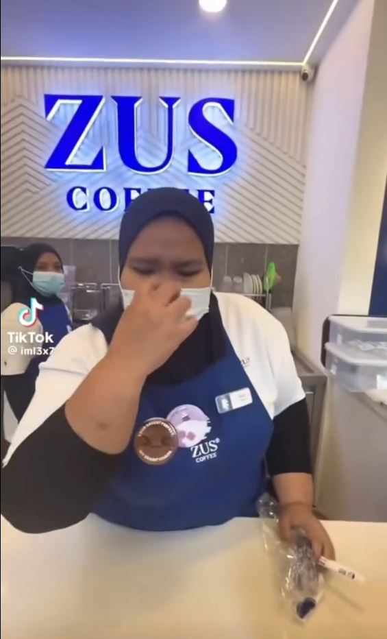 有大馬咖啡店店員與疑是中國的女遊客爆爭執，被對方潑咖啡。TikTok@iml3x7