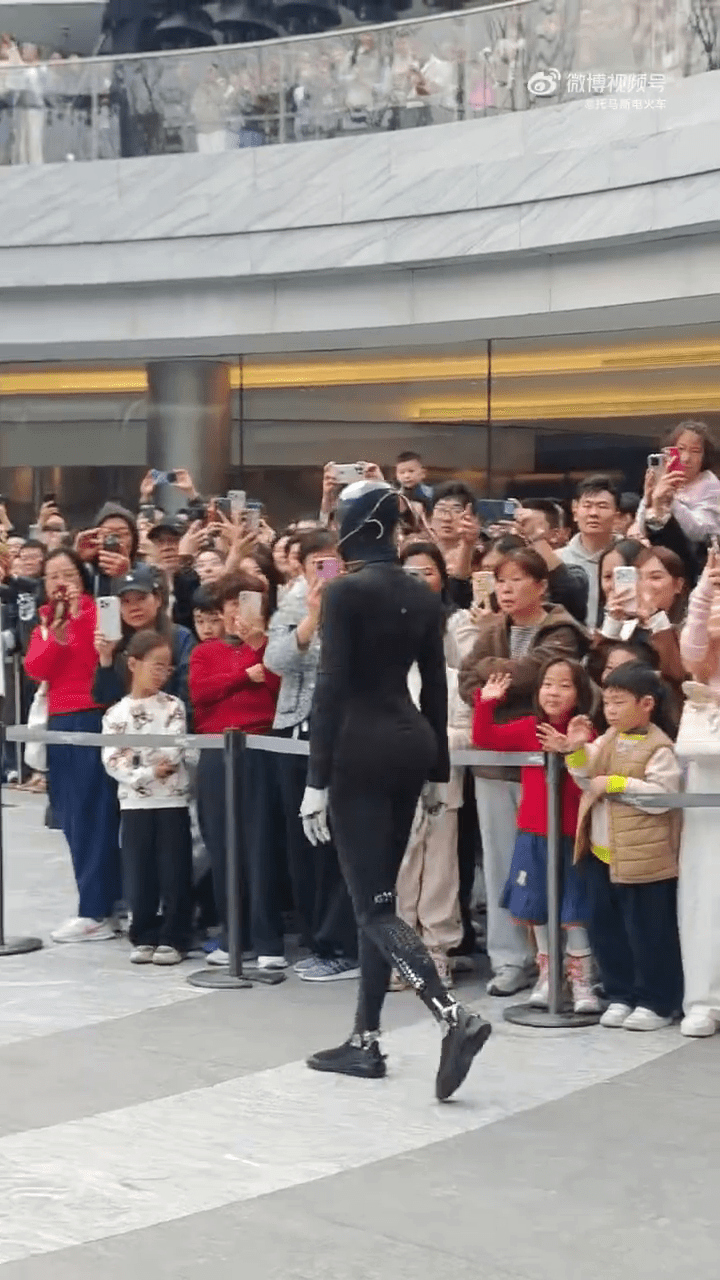 機械人IRON在深圳灣萬象城首次公開亮相。 機械人IRON在深圳灣萬象城首次公開亮相。