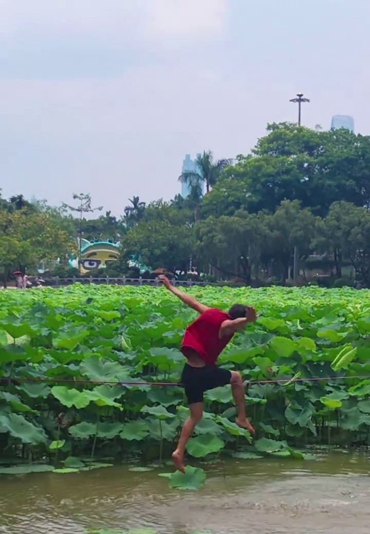 洪湖公園荷花賞引入「水上扁擔」，國內頂級水上特技首度亮相深圳。 抖音