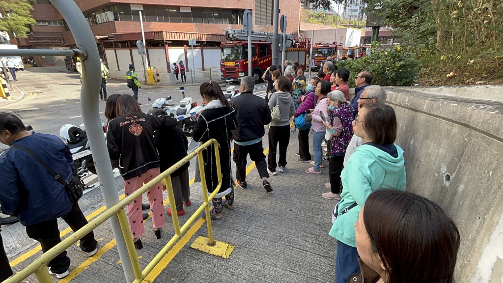 約50名住客疏散落樓。楊偉亨攝