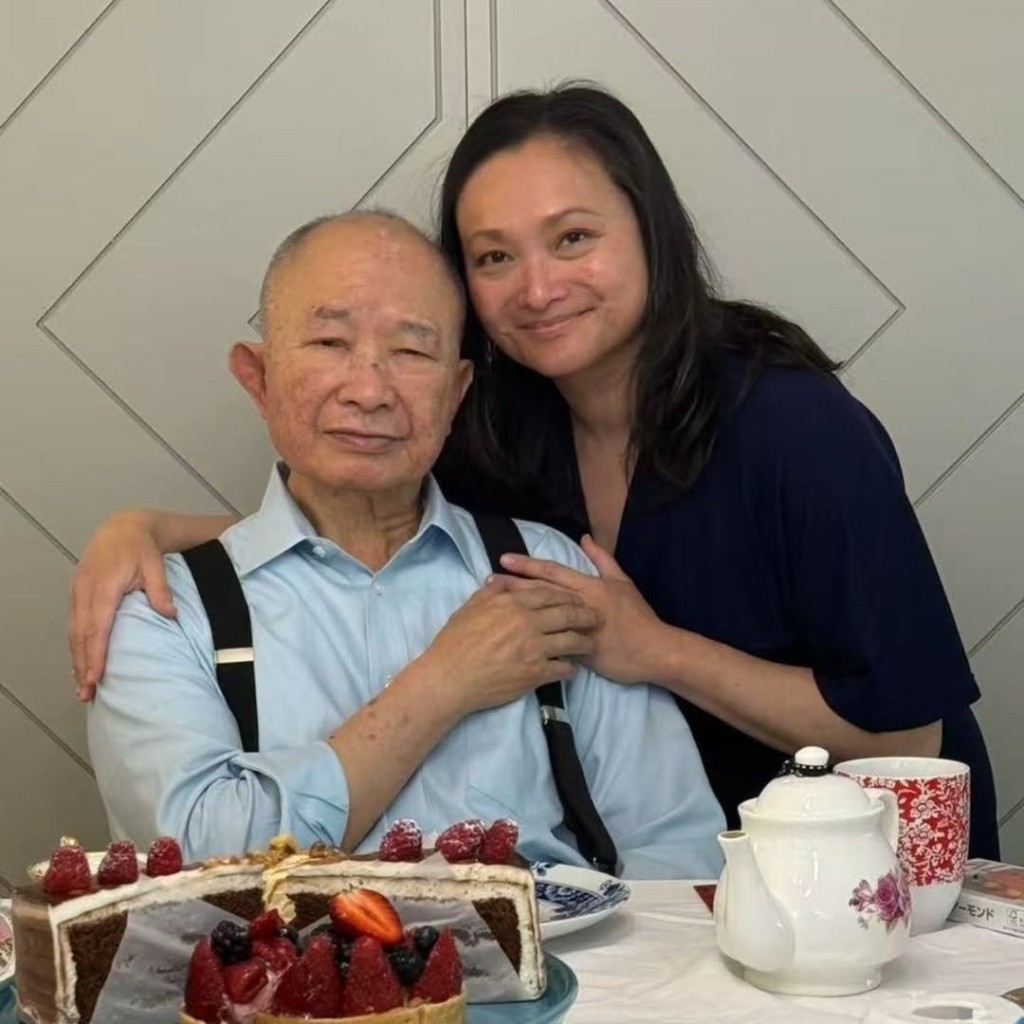 吳宇森去年9月79歲生日,其大女吳尚方為他慶生,吳宇森可謂老態畢現。 吳宇森去年9月79歲生日,其大女吳尚方為他慶生,吳宇森可謂老態畢現。