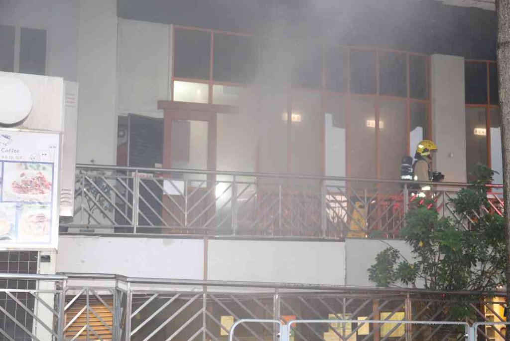 九龍塘一食肆發生火警，濃煙由餐廳冒出。。