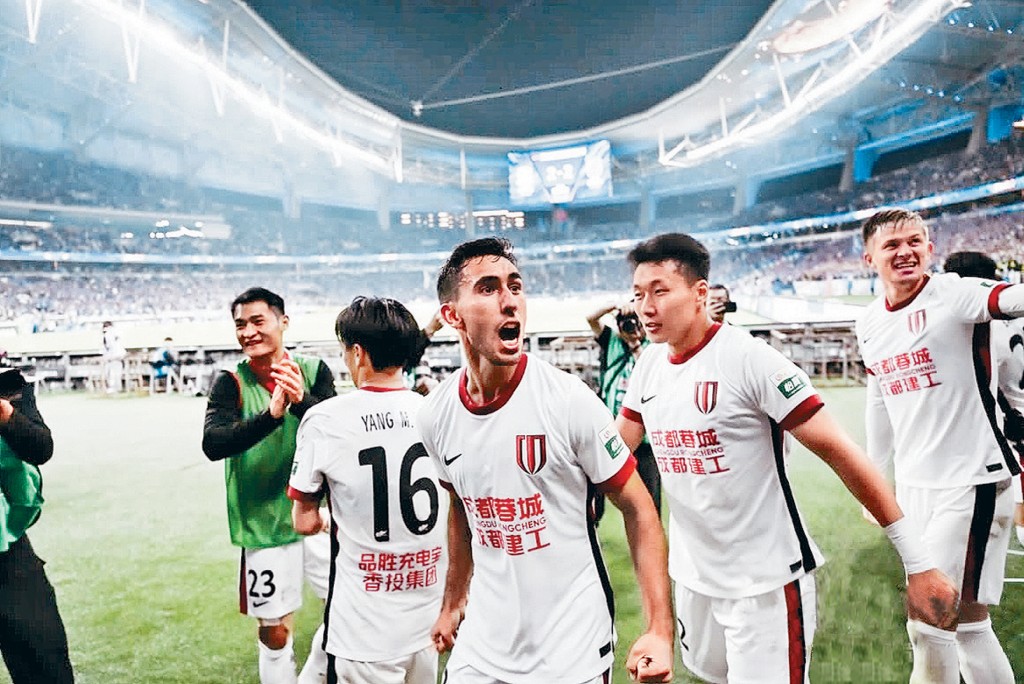 亚历斯祖庆祝胜利。