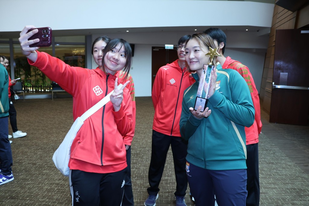 難得阿雪第一次現身大專周年頒獎禮，其他大學的學生也爭著要跟她合照。徐嘉華攝