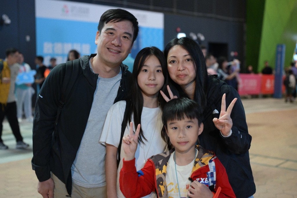 區先生一家來支持港隊。 區先生一家來支持港隊。