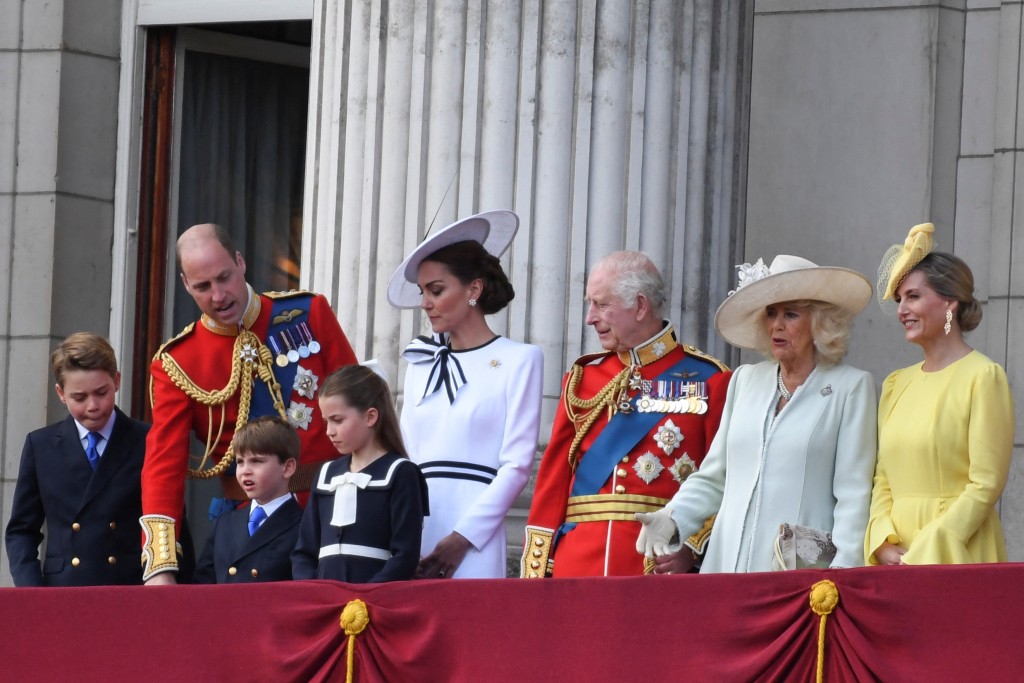 每逢重大慶典，皇室成員都會站在白金漢宮露台上，向廣場上的民眾揮手致意。路透社