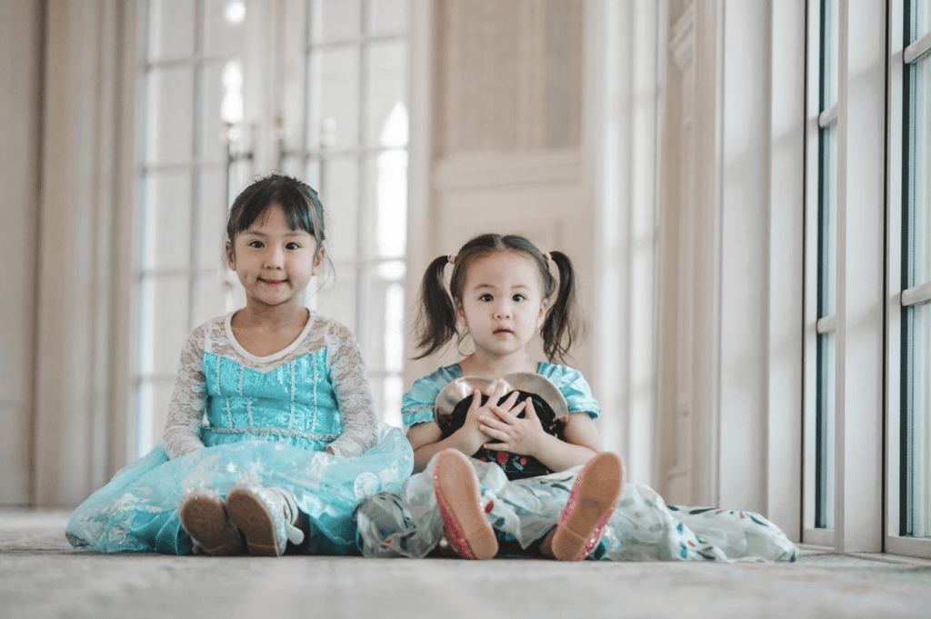 孩子功課成績優異，家長稱讚孩子「好叻」之餘，張嘉兒說讚賞其努力的過程更為重要，「例如欣賞孩子專心、有練習、有心機、 有耐性。」