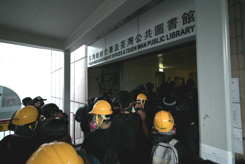 示威者破壞政府設施。資料圖片