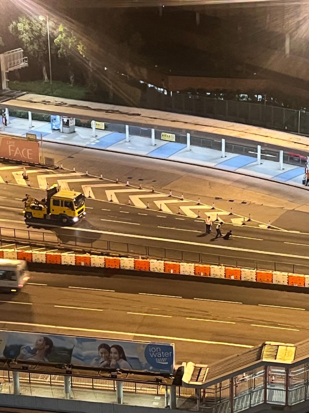 隧道公司職員到場處理。fb車cam L(香港群組)圖片 隧道公司職員到場處理。fb車cam L(香港群組)圖片 