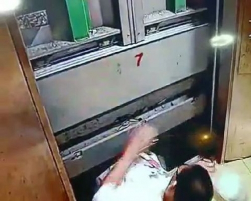 13歲男童困升降機墮樓亡。網上圖片