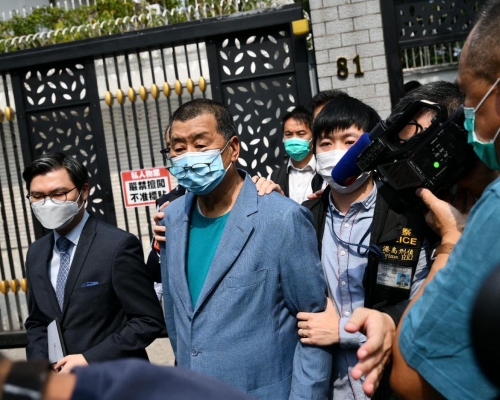 警方將黎智英從住所帶走。