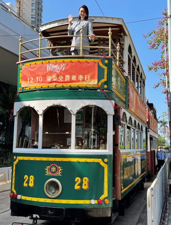 歌迷感谢电影公司今天请市民免费坐电车。