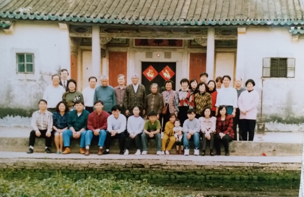 潘氏一族搬遷前，於大屋前合照，記錄珍貴一刻。受訪者提供