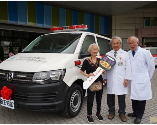 王婆婆親手將車匙交到聯新國際醫院院長黃忠智(中)手上。網圖