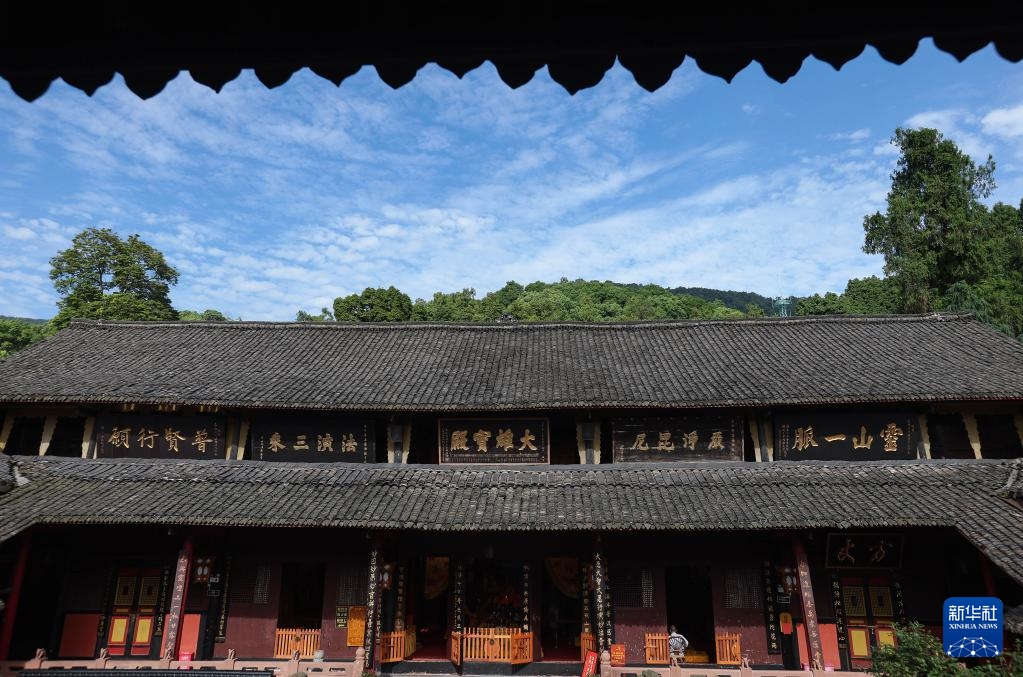 峨眉山景區報國寺大雄寶殿的匾牌和楹聯。 新華社