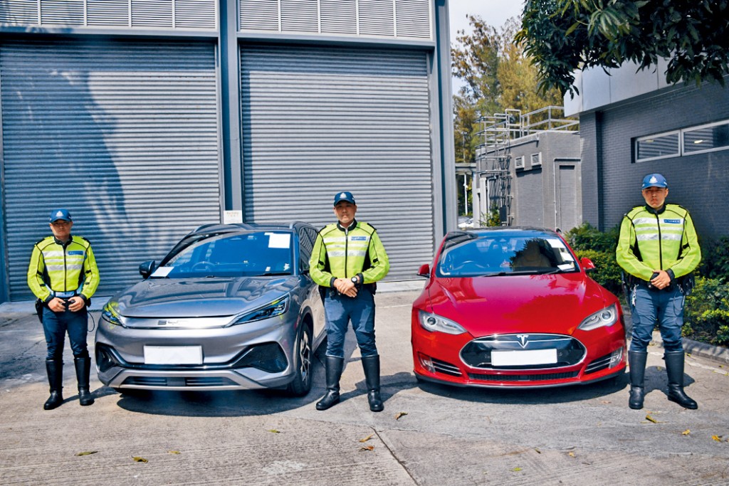 警方新界南總區交通部打擊「白牌車」,扣查兩輛涉案私家車。