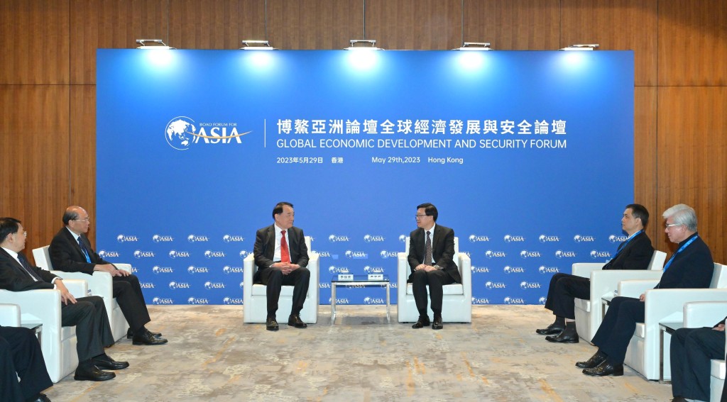 李家超（右三）与博鳌亚洲论坛秘书长李保东（左三）会面。政府新闻处图片