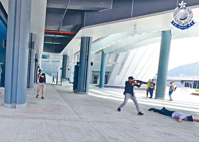 ■恐怖分子以自動步槍射擊警員,有人中槍倒地。