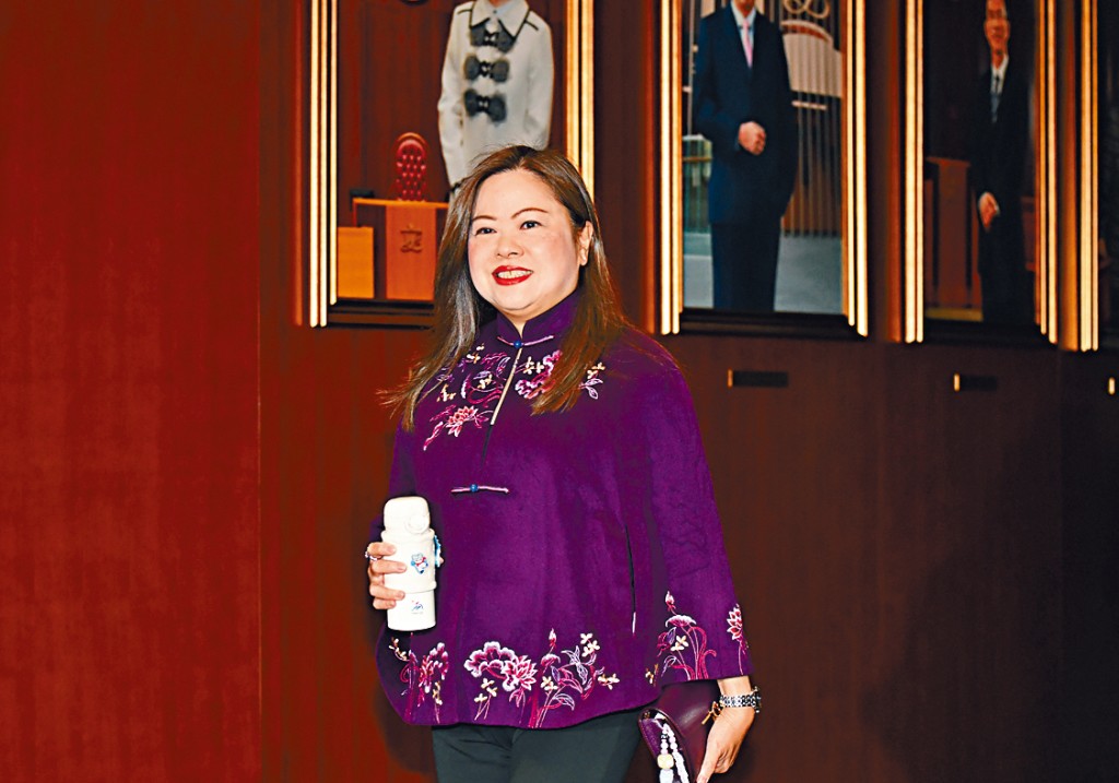 羅淑佩穿紫色中式上衣,盡顯中華美學。 羅淑佩穿紫色中式上衣,盡顯中華美學。