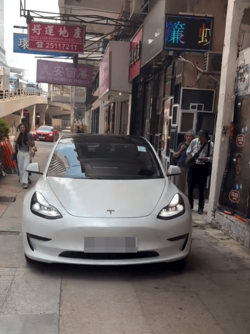 涉事私家車剷上灣仔菲林明道行人路倒車。Threads：cng1204